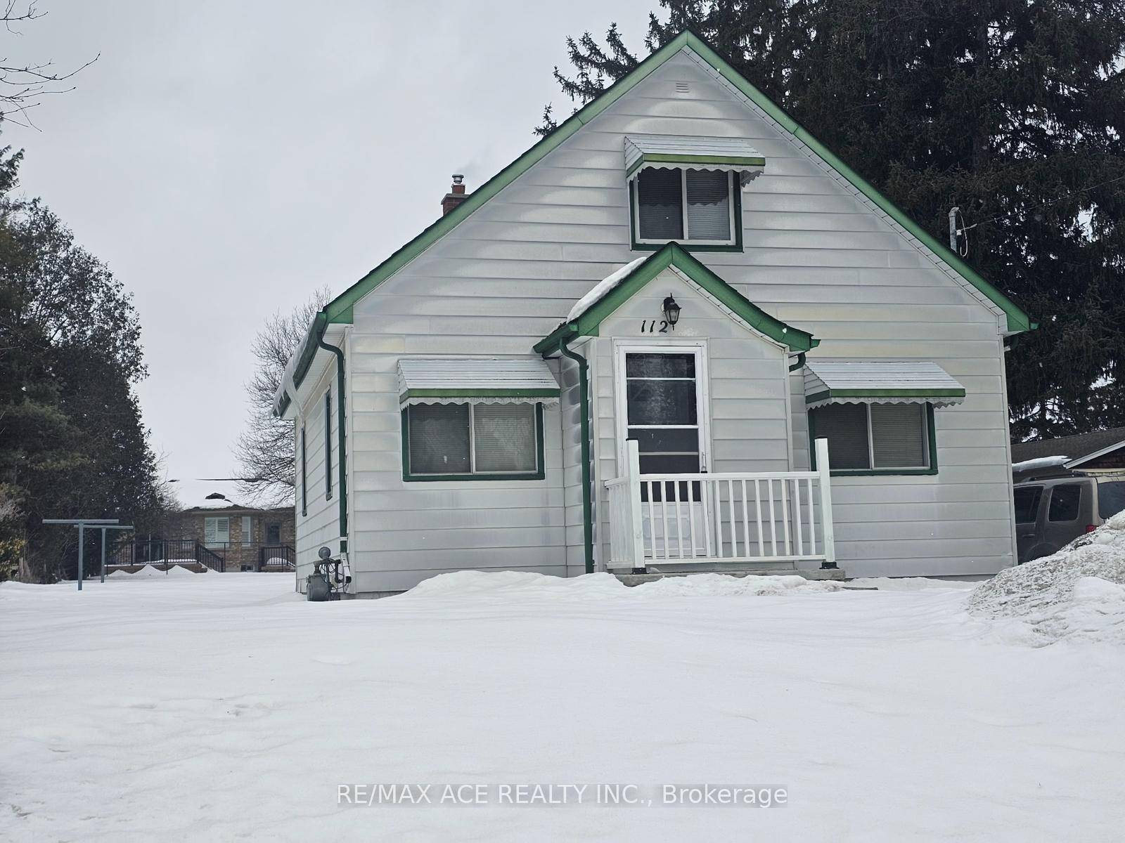 Excellent Location welcome Family or Students 4 Bedroom and 2 Bath, 6 Parking Around 2000 sqft Two Story Freehold, Main floor Hardwood Flooring Through, Fill The Space With Natural Light ...