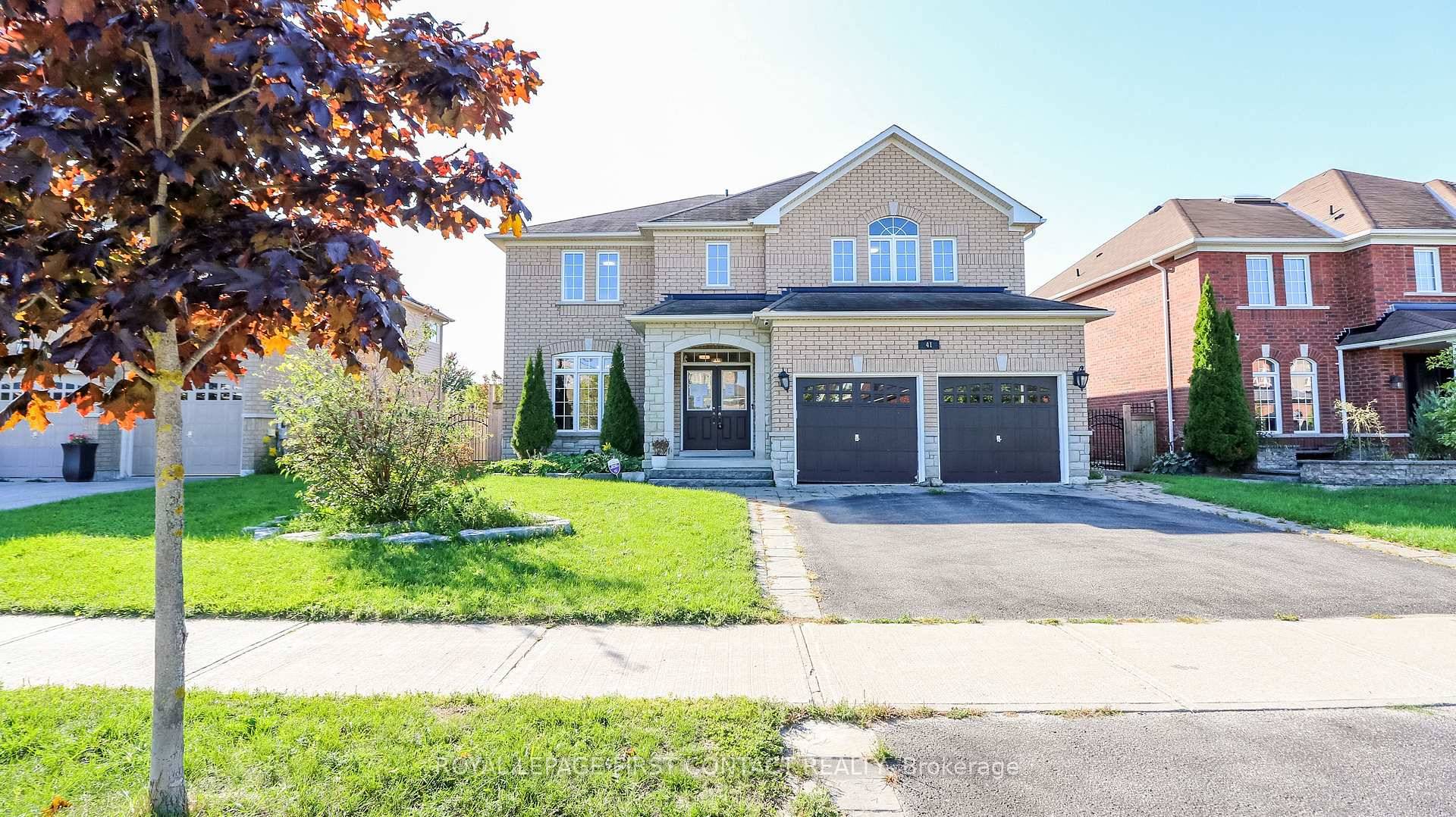Welcome to this very spacious 2 story home in sought after South East Barrie.