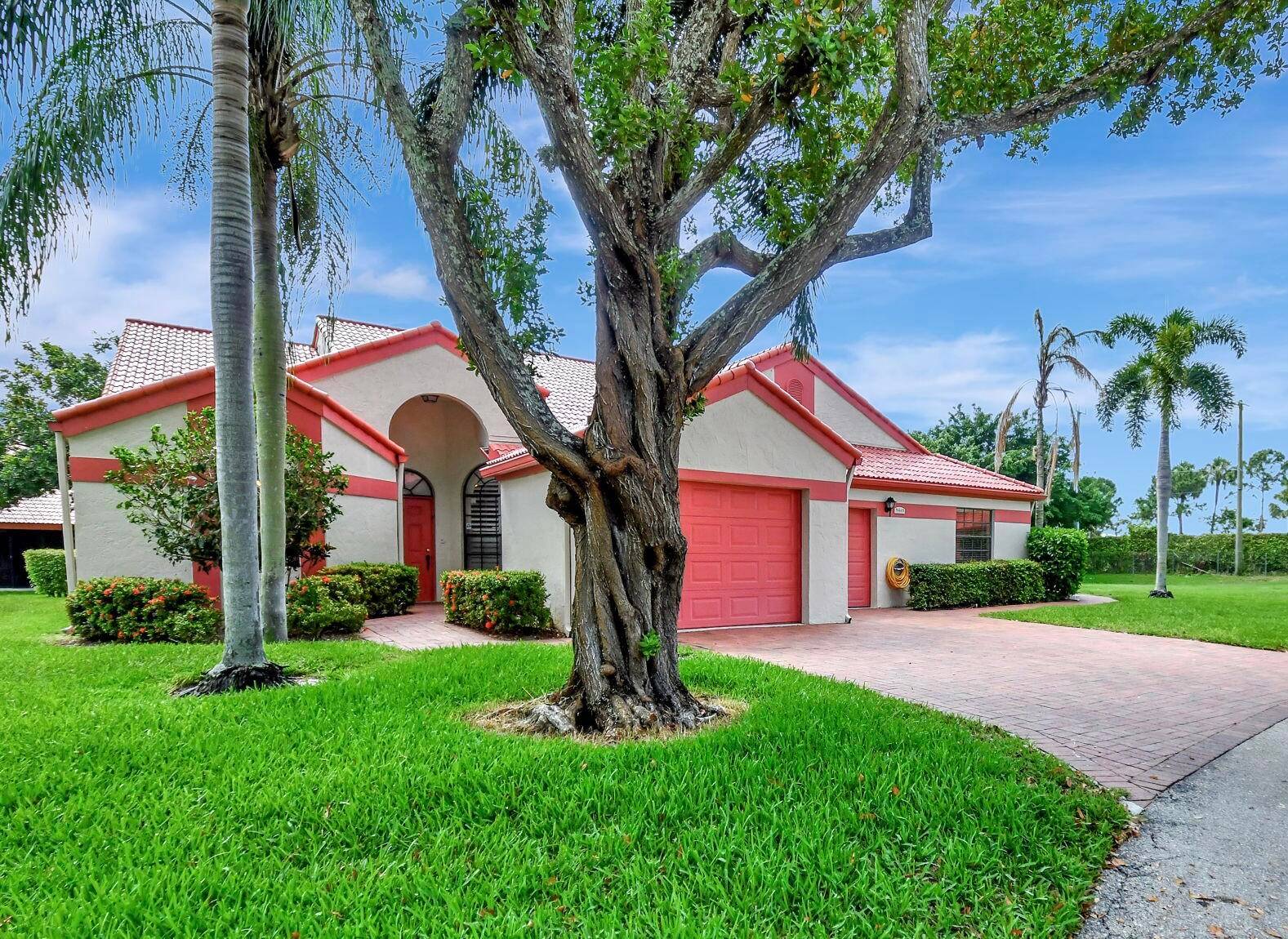 Make this 2 bedroom, 2 bath Villa with Den or '3rd Bedroom' yours !