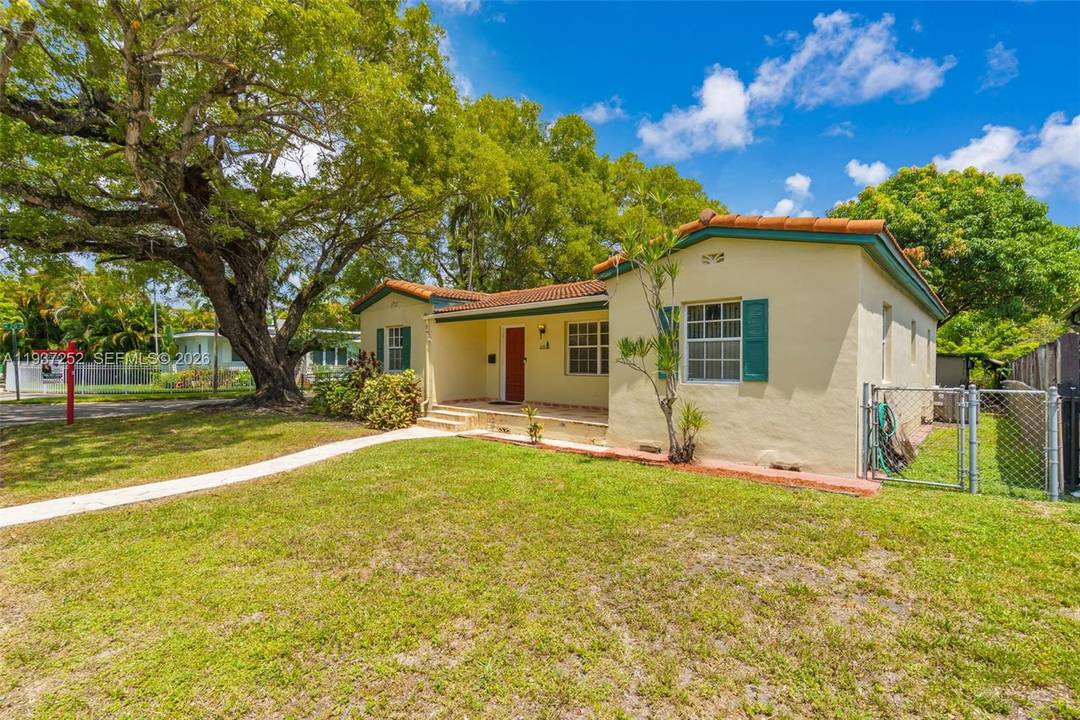 Welcome to the sought after Shenandoah neighborhood !