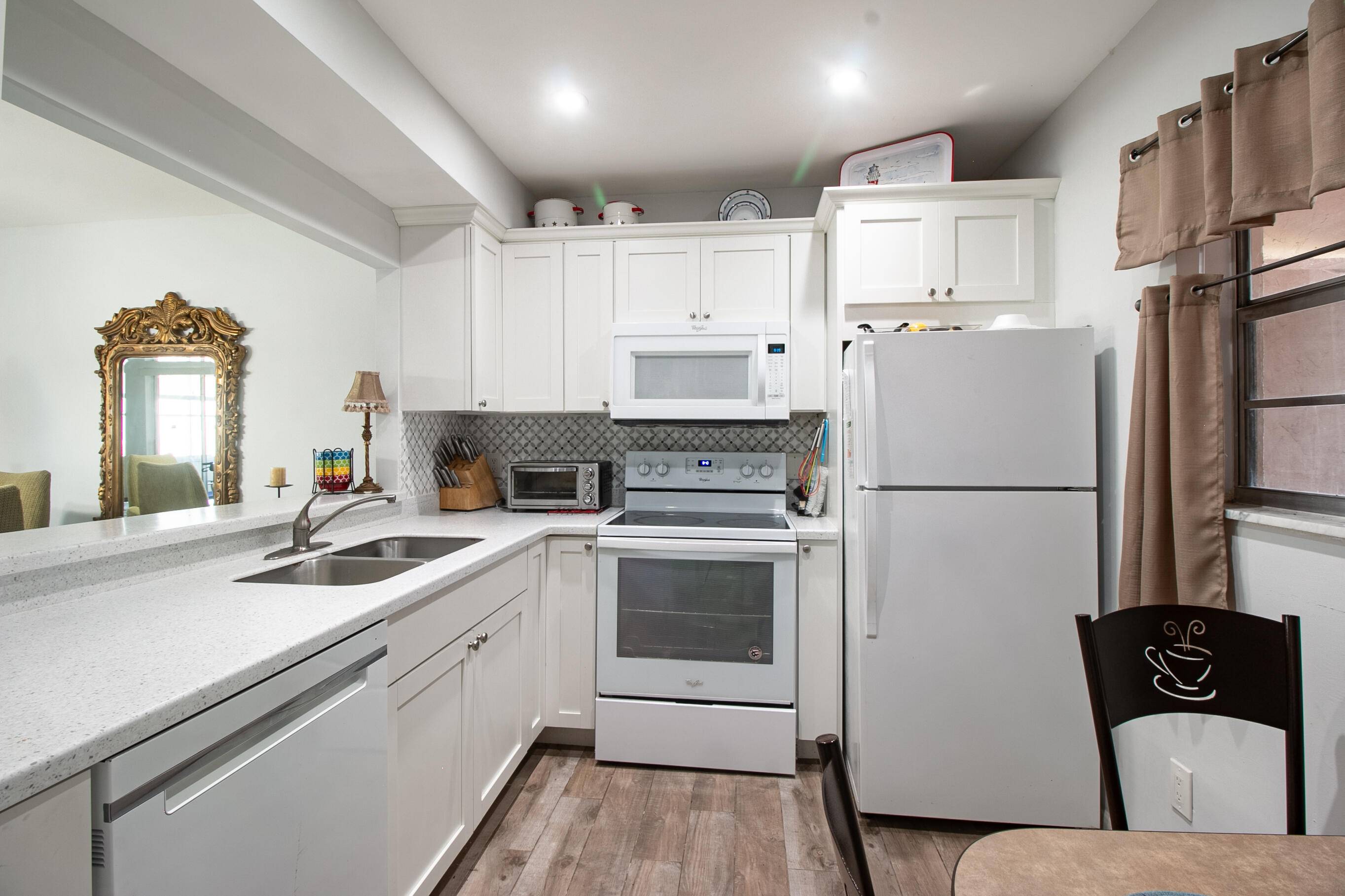 Located in the heart of Royal Palm Beach this move in ready furnished condo villa.