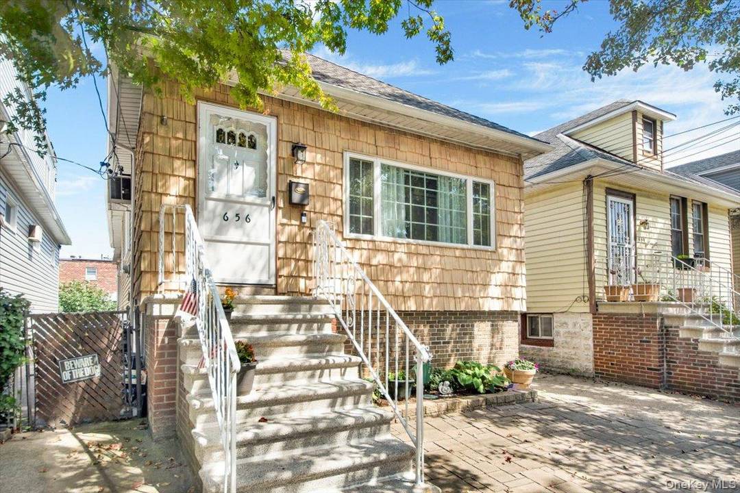 Charming Move In Ready Single Family Home in Throgs Neck !