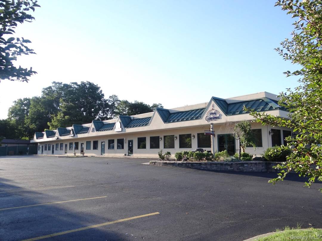 Retail plaza 10 IBM Rd., Poughkeepsie New York 1050 sq.
