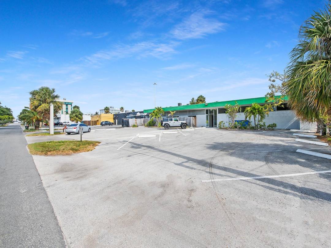 Prime retail office property for sale on high traffic Oakland Park Blvd in Fort Lauderdale, with 38, 000 vehicles passing daily.