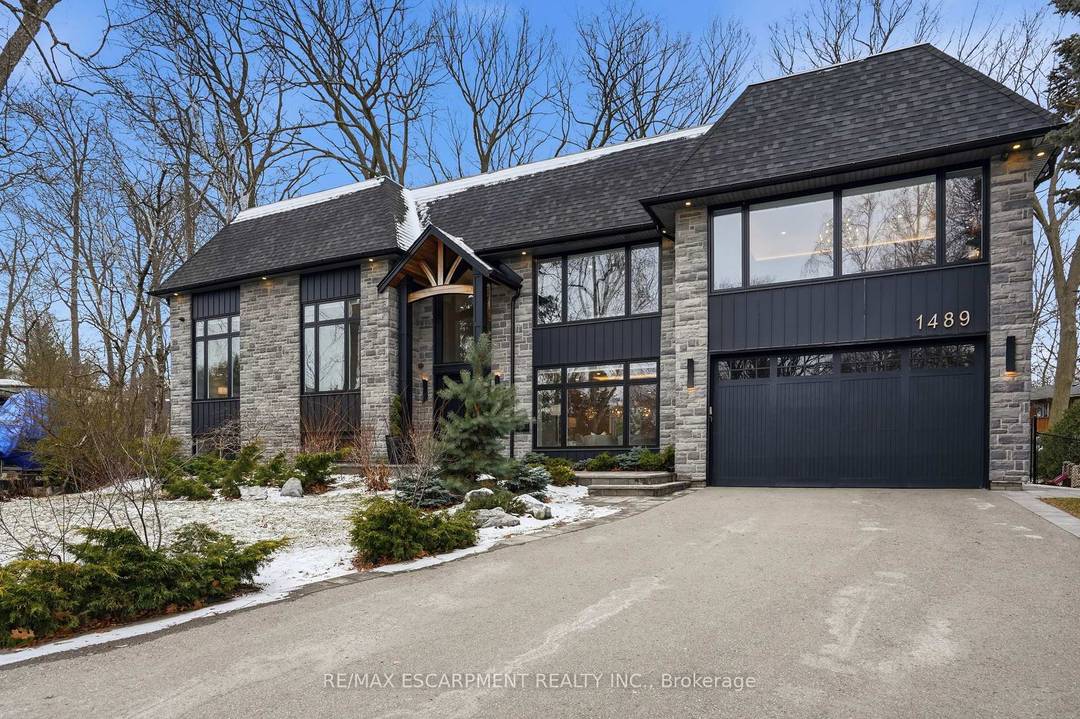 A striking expression of modern design and refined living, this custom built residence is ideally located in the prestigious Whiteoaks of Jalna enclave of Lorne Park.