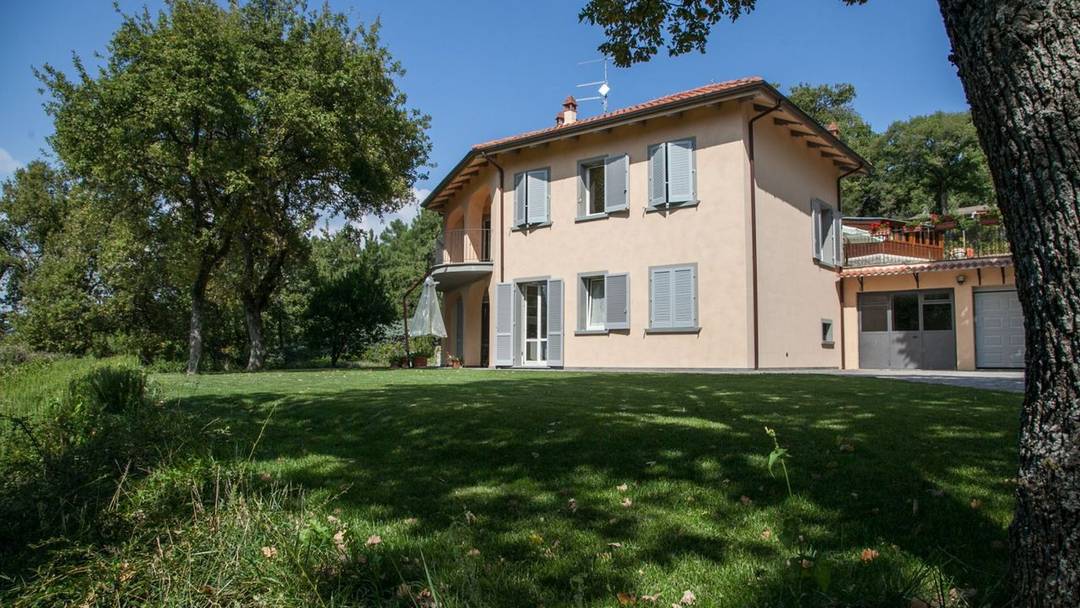 Luxury villa in a panoramic position with 4 bedrooms, swimming pool, garden, guesthouse in eco-sustainable wood, annex, garages, photovoltaic panels.