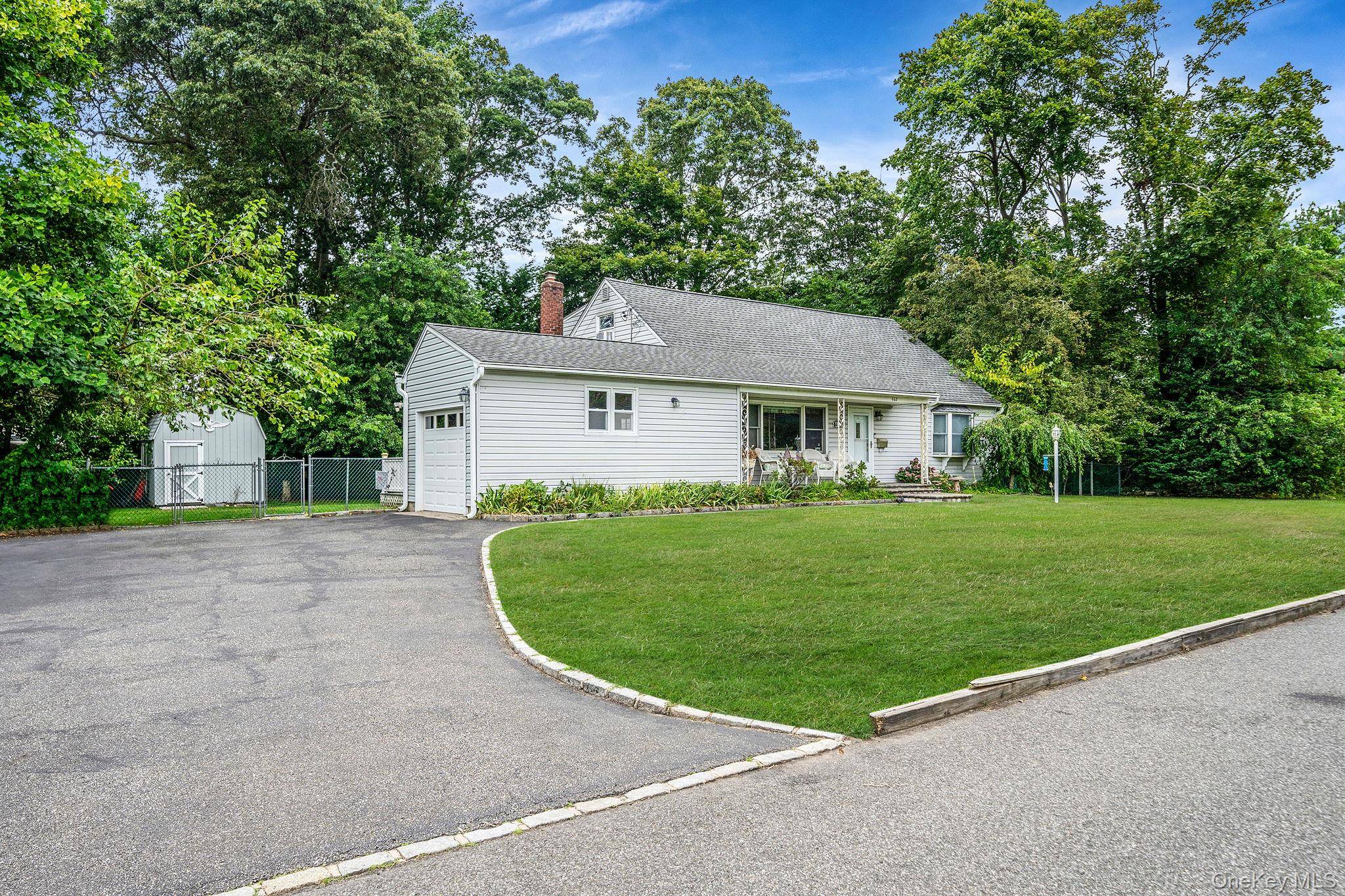 Welcome to 462 Bayport Avenue !