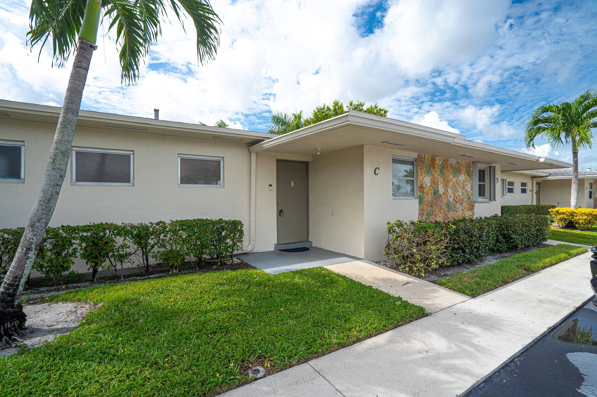 Charming 1 bed 1. 5 bath villa in the highly desirable Emory section of Cresthaven Villas 55.