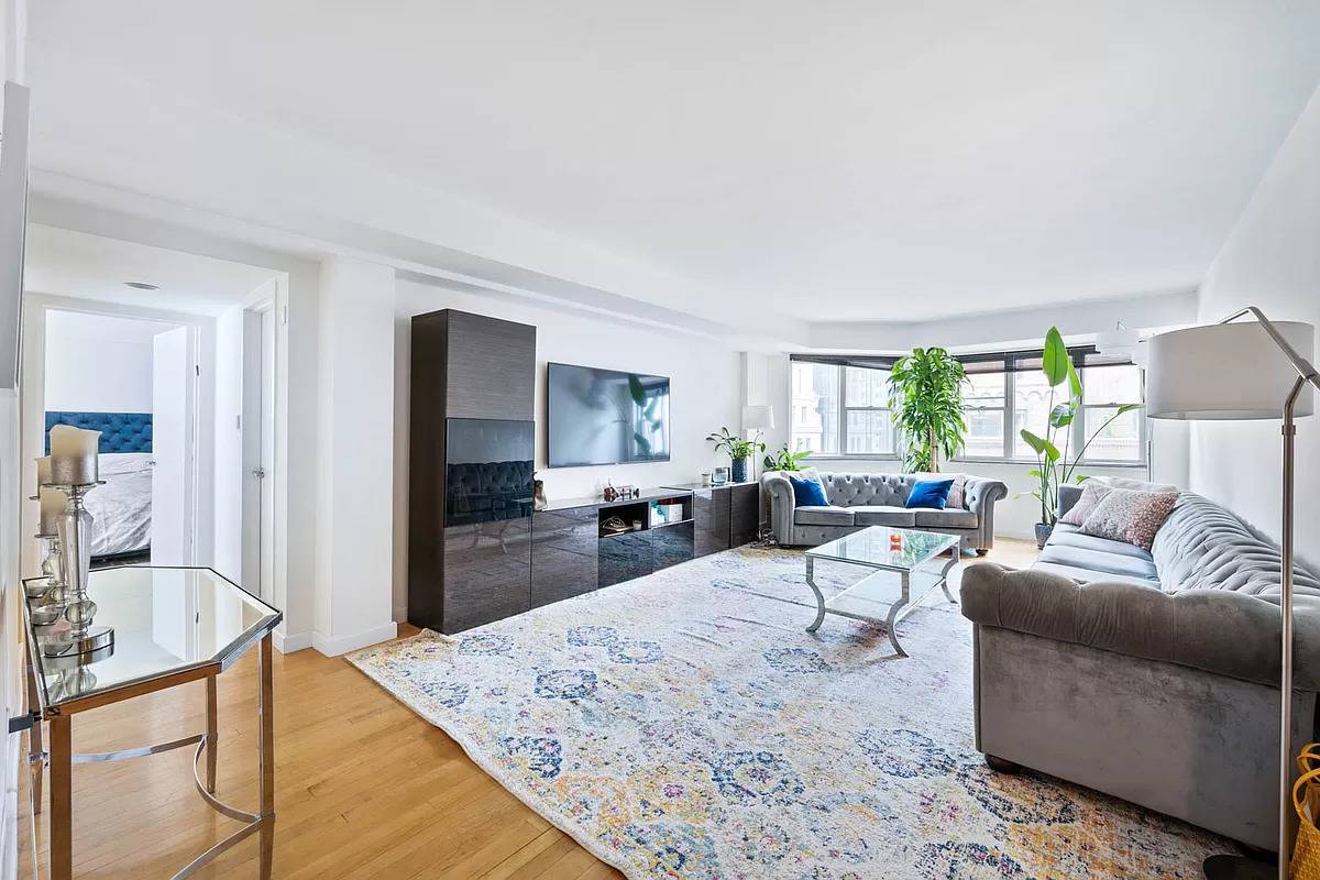 Welcome home to this spacious corner apartment located in the heart of Midtown on Billionaire s row, just two blocks from Central Park, Carnegie Hall, Lincoln Center and Columbus Circle.