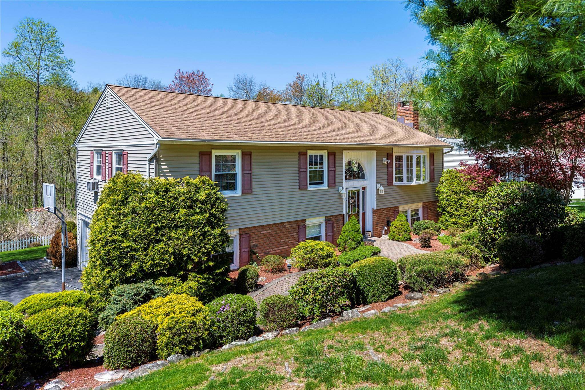 Welcome to this beautifully maintained home offering comfort, space, and versatility for today s lifestyle.