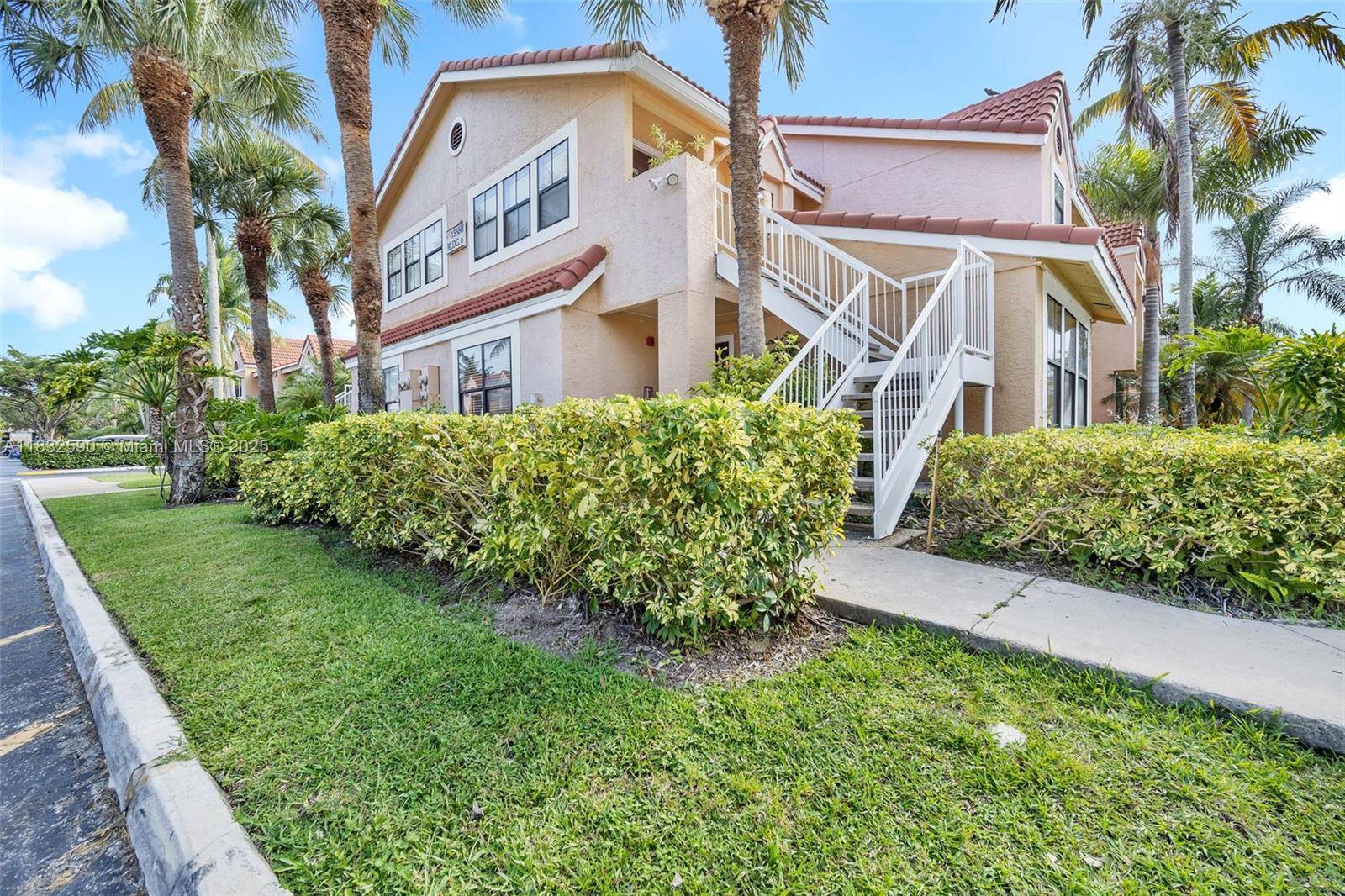 ALERT ! LOWEST HOA IN THE AREA !