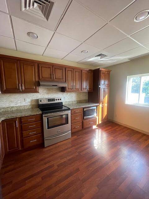 Mint like new second floor apartment.