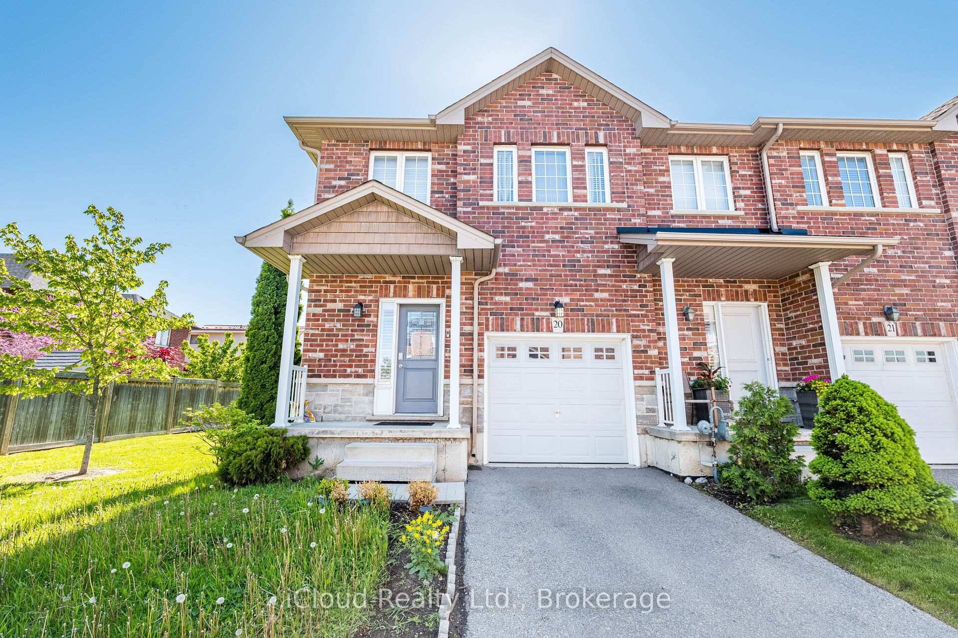 Beautiful 3 Bedrooms, 3 Washrooms Home, Steps To Lake, Great Family Neighborhood, Close To Shopping, Schools, Parks, Trails And Highways, Spacious Bedrooms With Lake View, Flawless Laid Out Main Floor ...