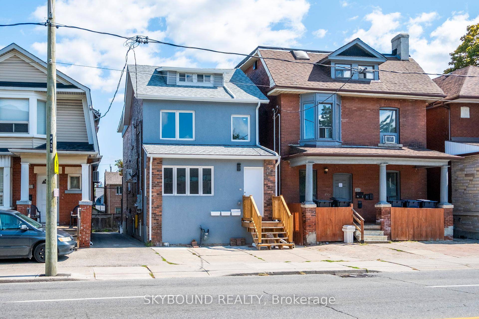Beautiful, move in ready 2 bedroom, 1 bathroom apartment in a vibrant, family friendly neighborhood.