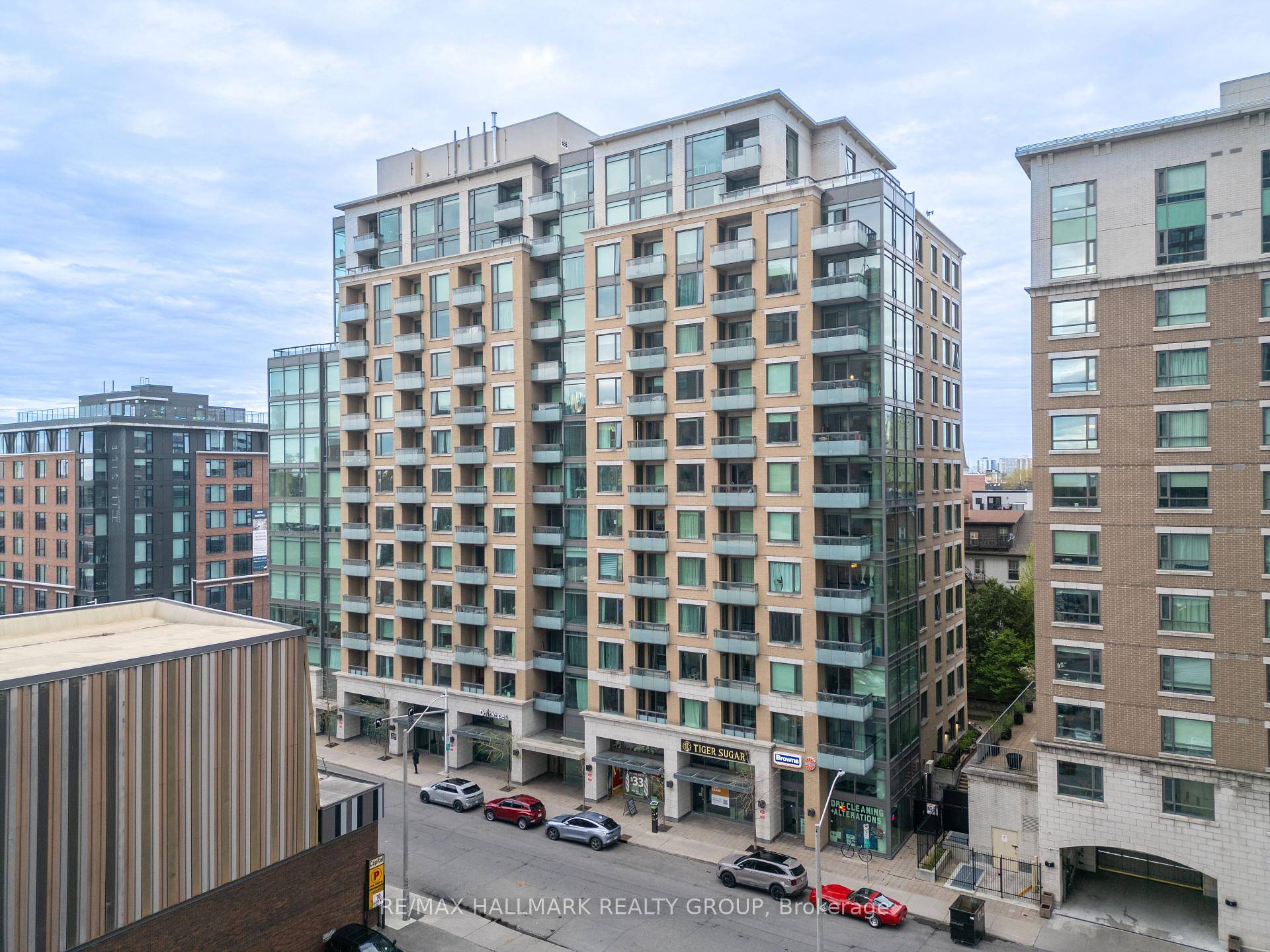 Welcome to this sun filled, south facing corner unit at the upscale Galleria II, perfectly positioned in the heart of Sandy Hill.