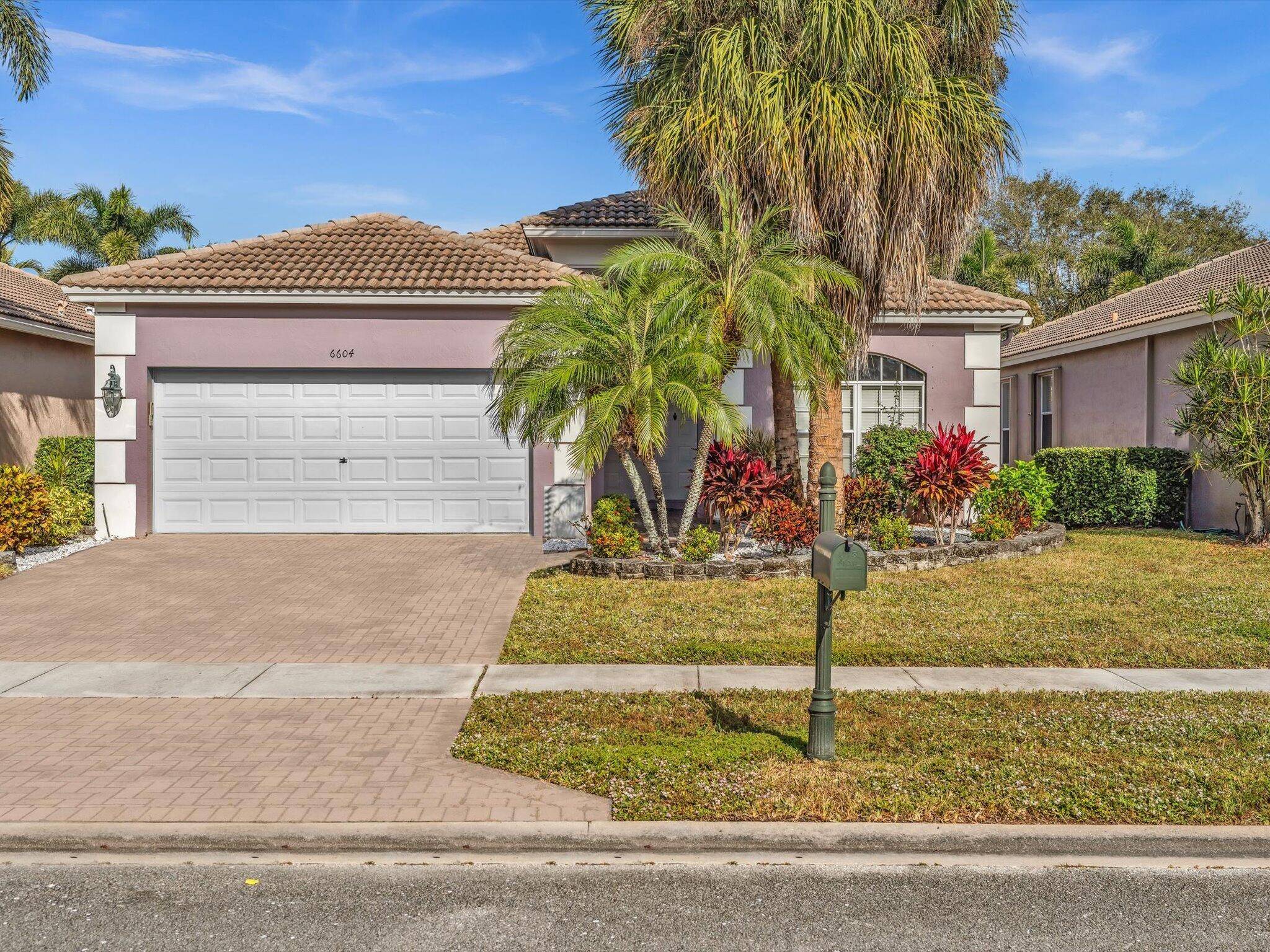 Great home in popular Aberdeen Country Club !