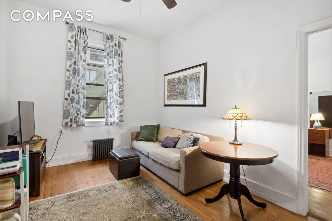 TOP FLOOR ONE BEDROOM SOUTH FACING PIED A TERRE OK !