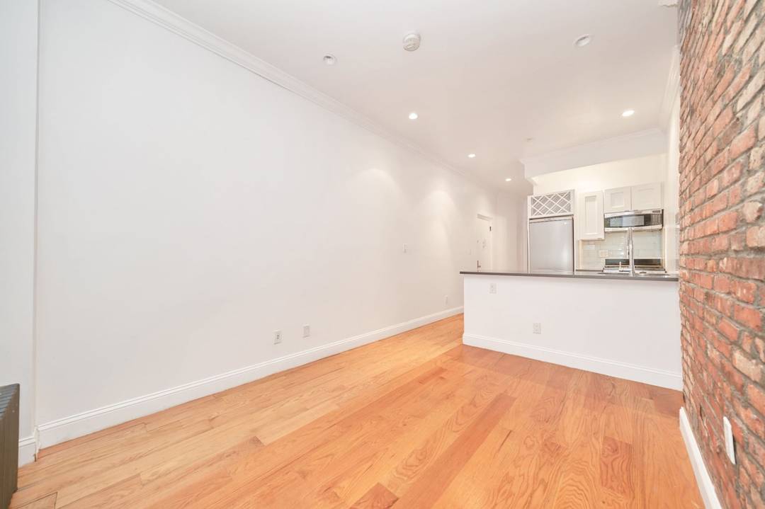 Great 1 bedroom apartment located on the Upper East Side.