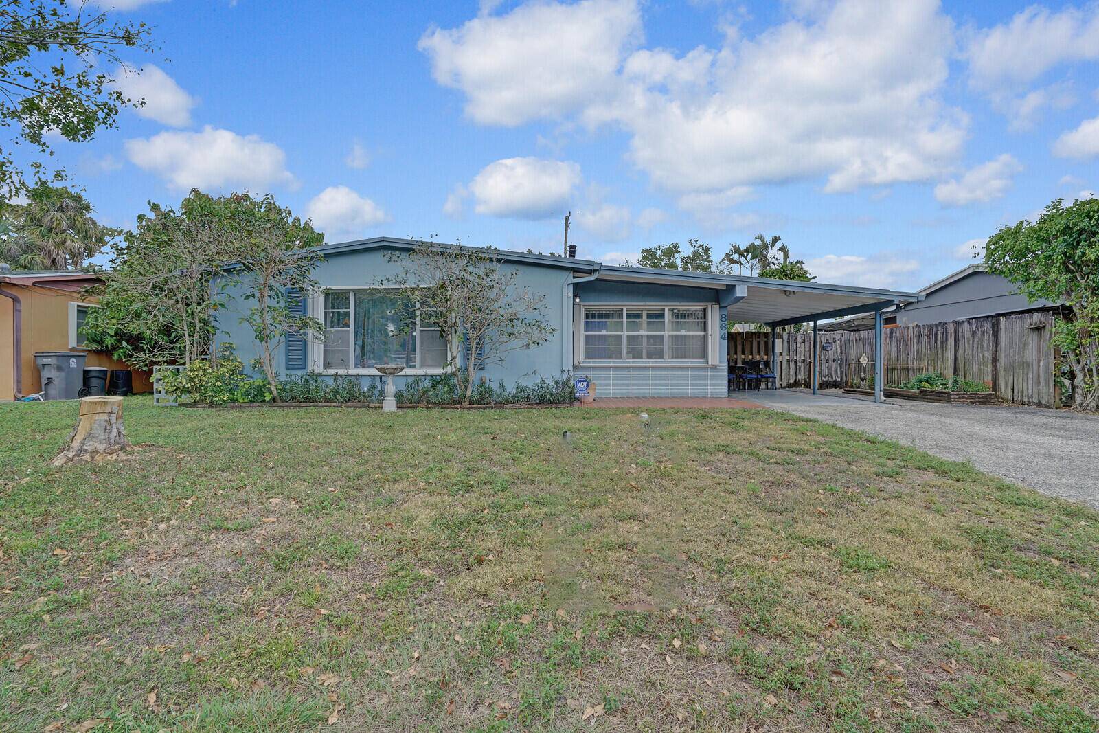 Charming 3 Bedroom Home with spacious yard in Lake Belvedere Estates No HOA !