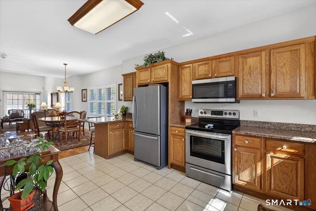 Welcome to the highly desirable Quail Run Village, a vibrant 55 community in North Haven !