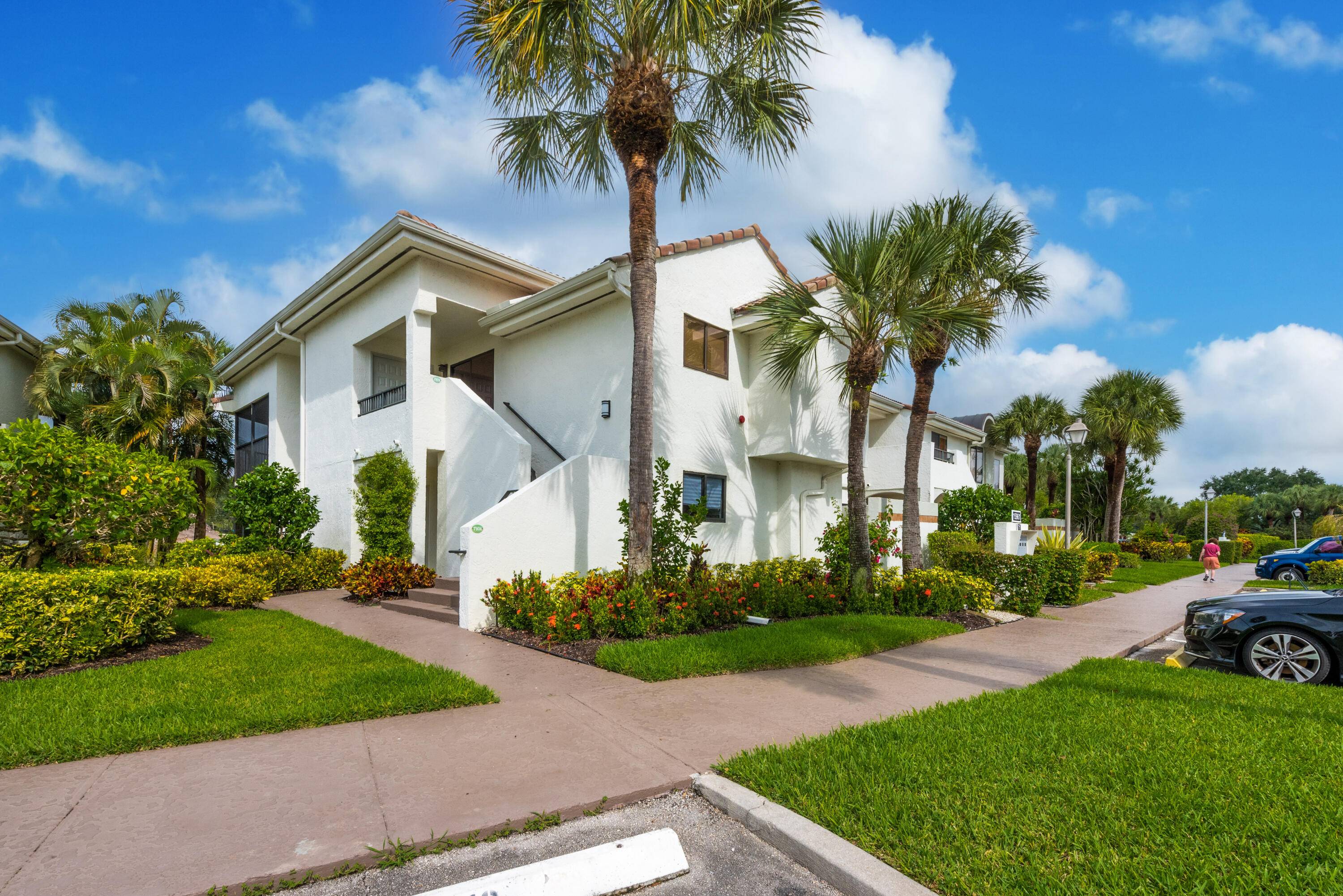 Bobby Jones Lovely Spacious and Bright 2 bd ; 2ba Den.