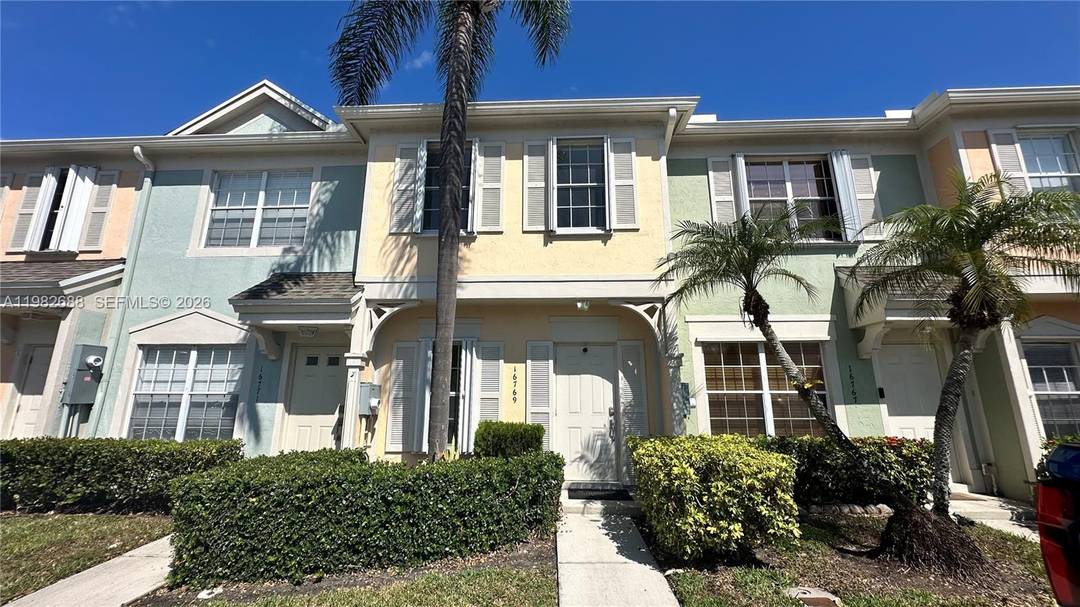 Beautifully completely remodeled townhouse in the desirable Coconuts at Weston !