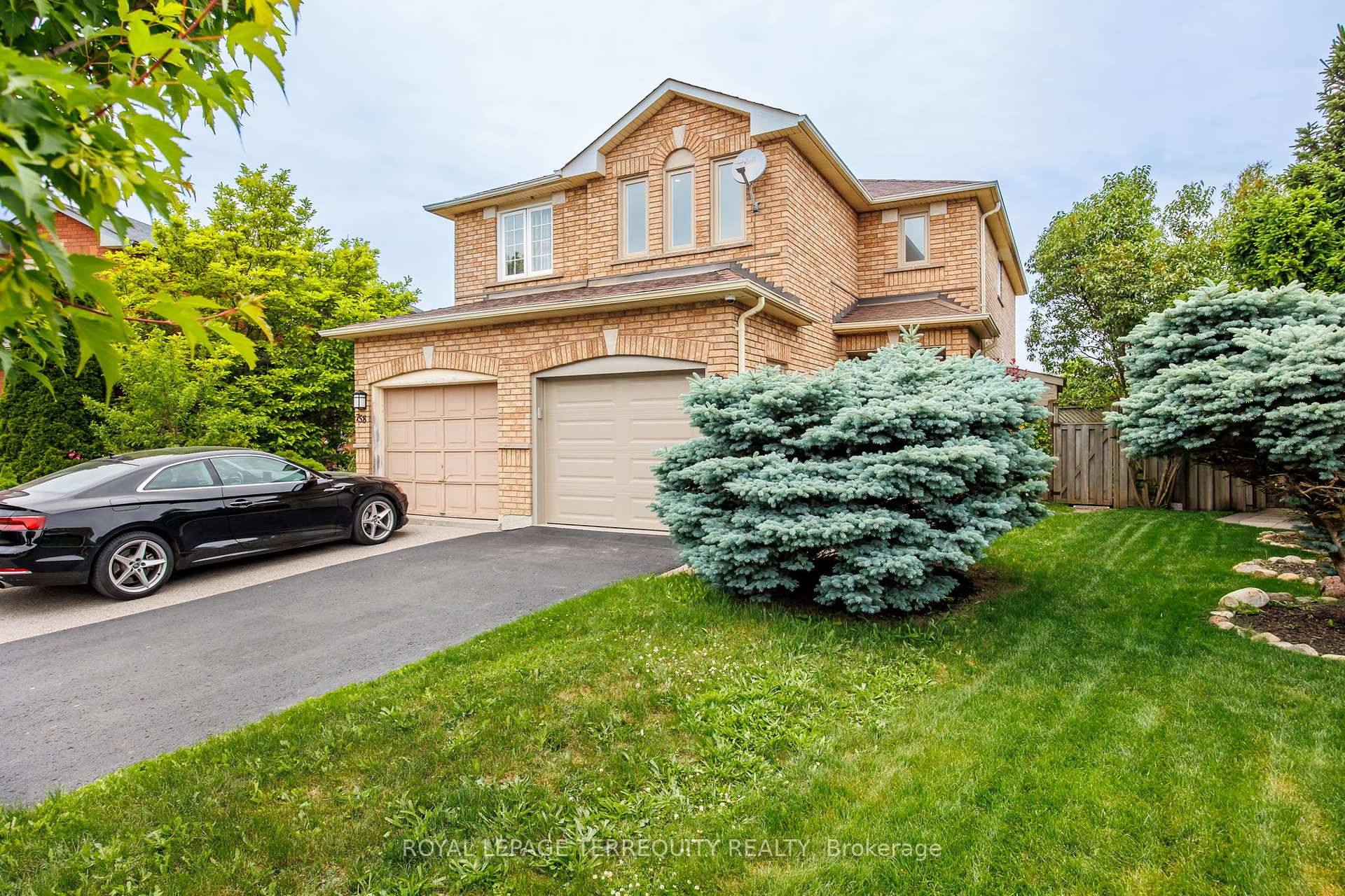 Welcome to 756 Walpole Cres, a stunning newly renovated semi detached home in a desirable Newmarket neighbourhood !
