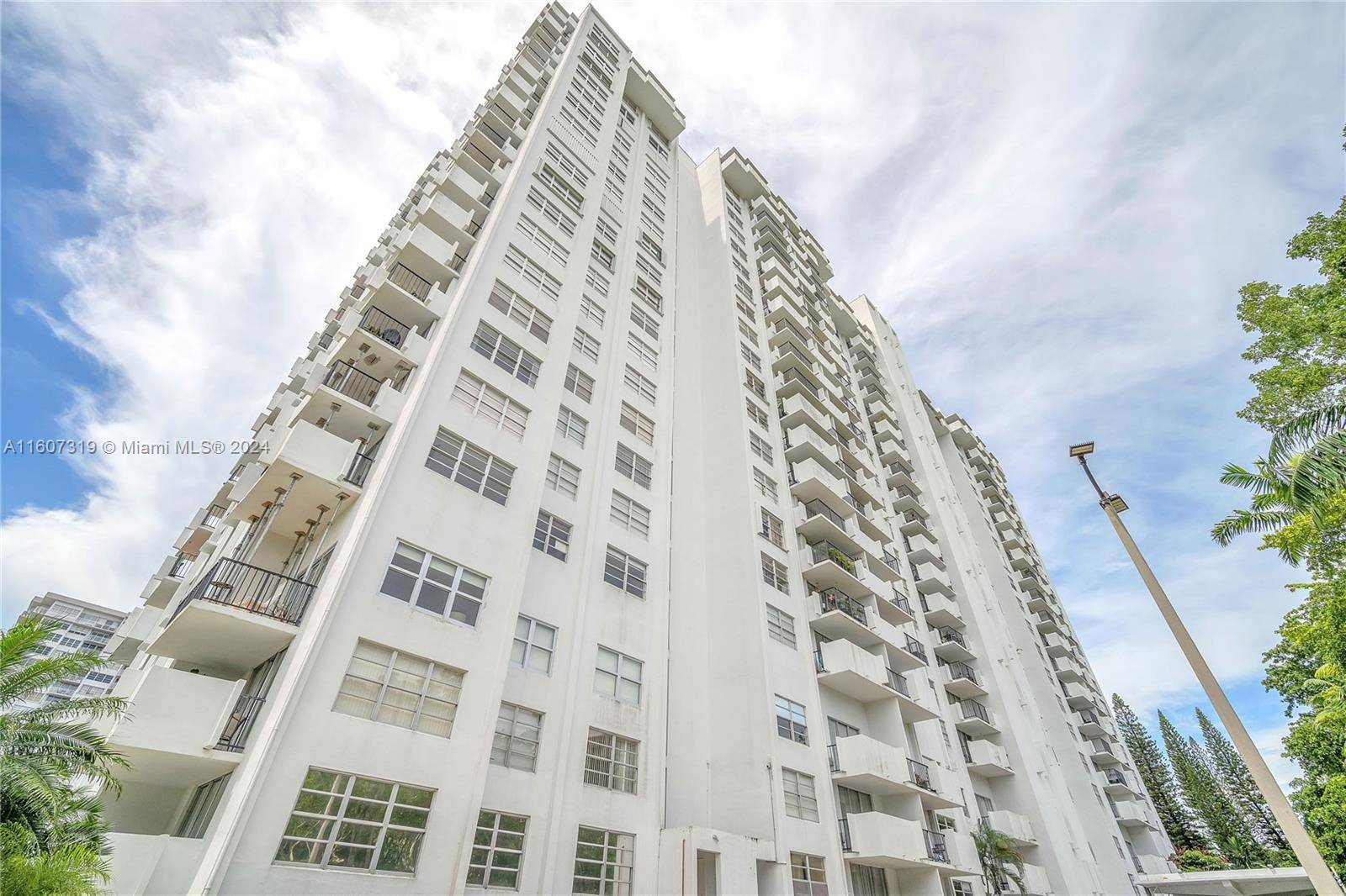 Gorgeous 2bed 2 bath corner unit in Aventura.