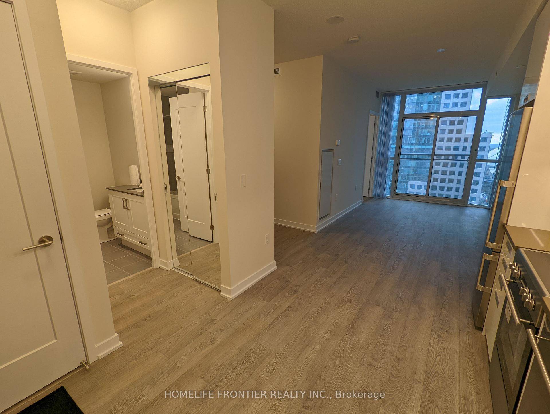 South Facing Bright One Bedroom Plus Den In Pj Condo In The Heart Of The Entertainment District.