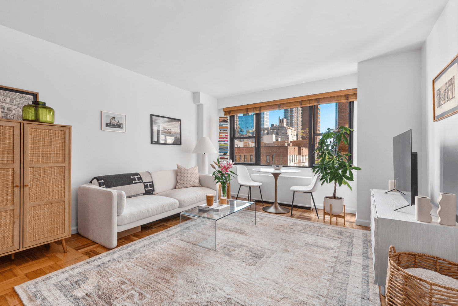 Recently Renovated, Spacious amp ; Bright 1 Bedroom Experience timeless Upper East Side living in this recently gut renovated, sun filled 1 bedroom, 1 bathroom gem.