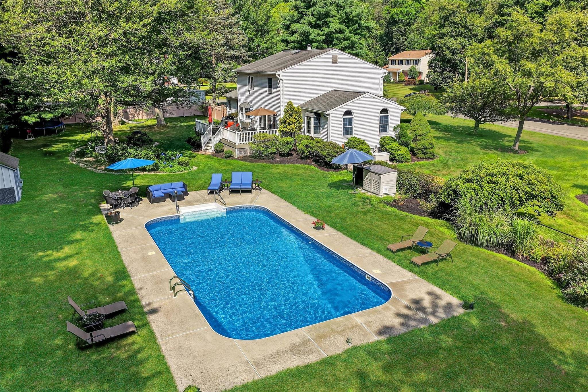 Welcome to Your Private retreat in the Cul de Sac !
