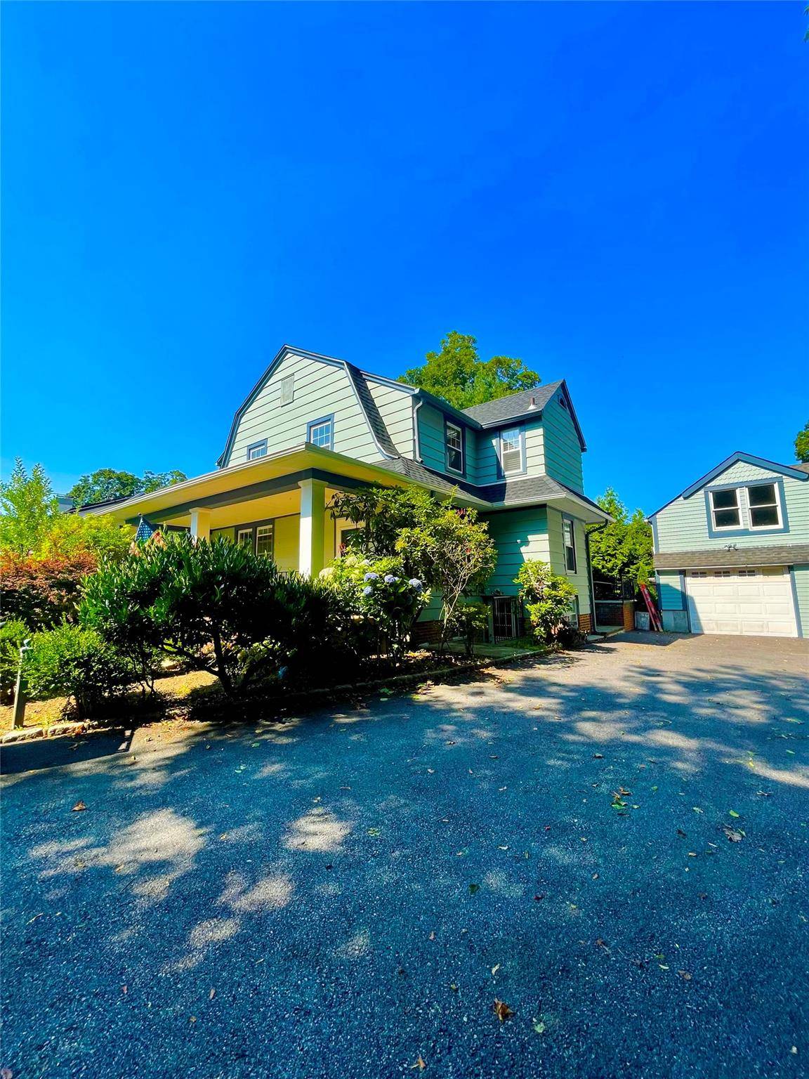 Wonderful Carriage home offers travertine stone walkway front porch with matured landscaping, Huge living room with built in shelves, recessed lighting, plenty of windows bright and airy.