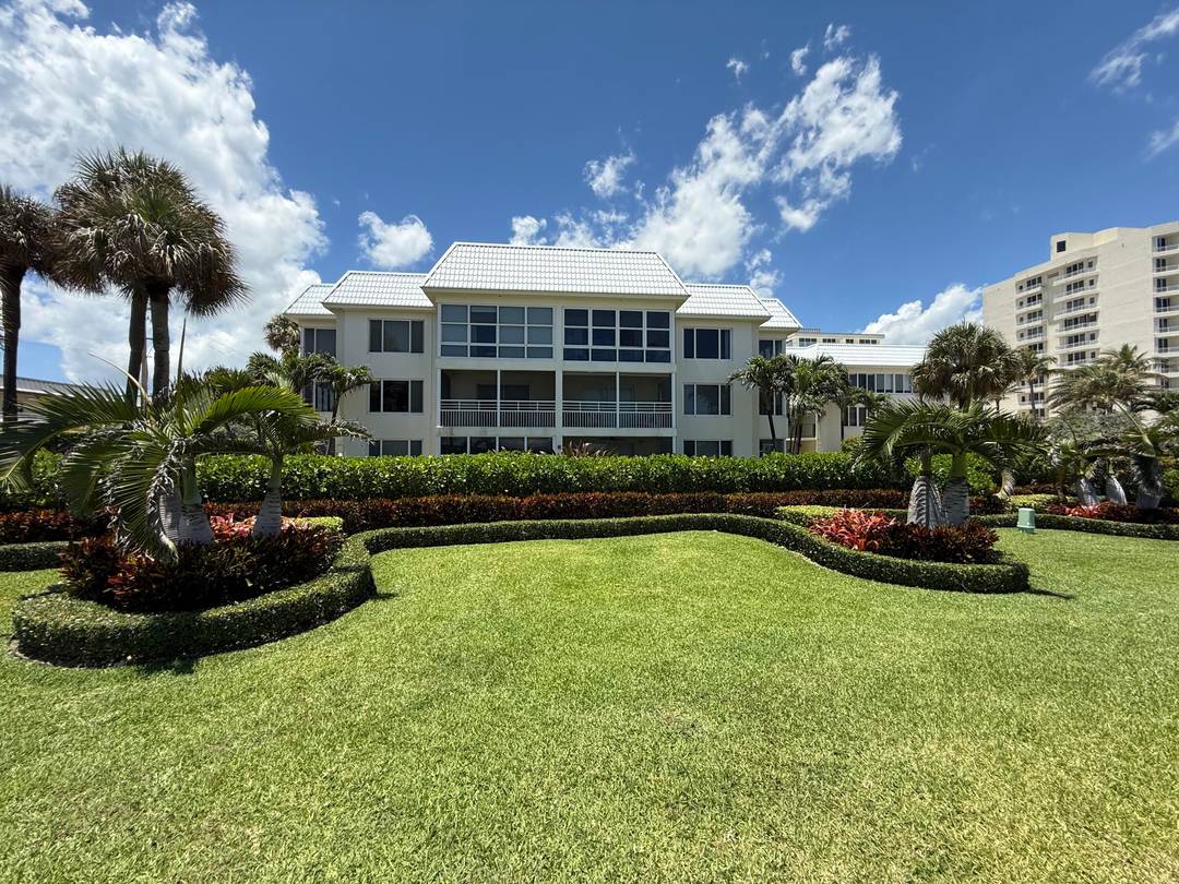 Live the Coastal Dream on Jupiter Island !