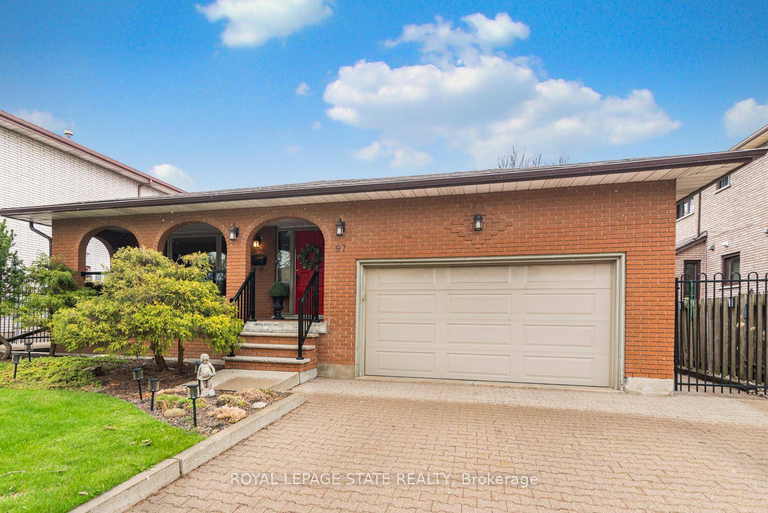 Welcome to this beautiful 4 Bedroom executive home in the exclusive East Mountain location of Albion Falls.
