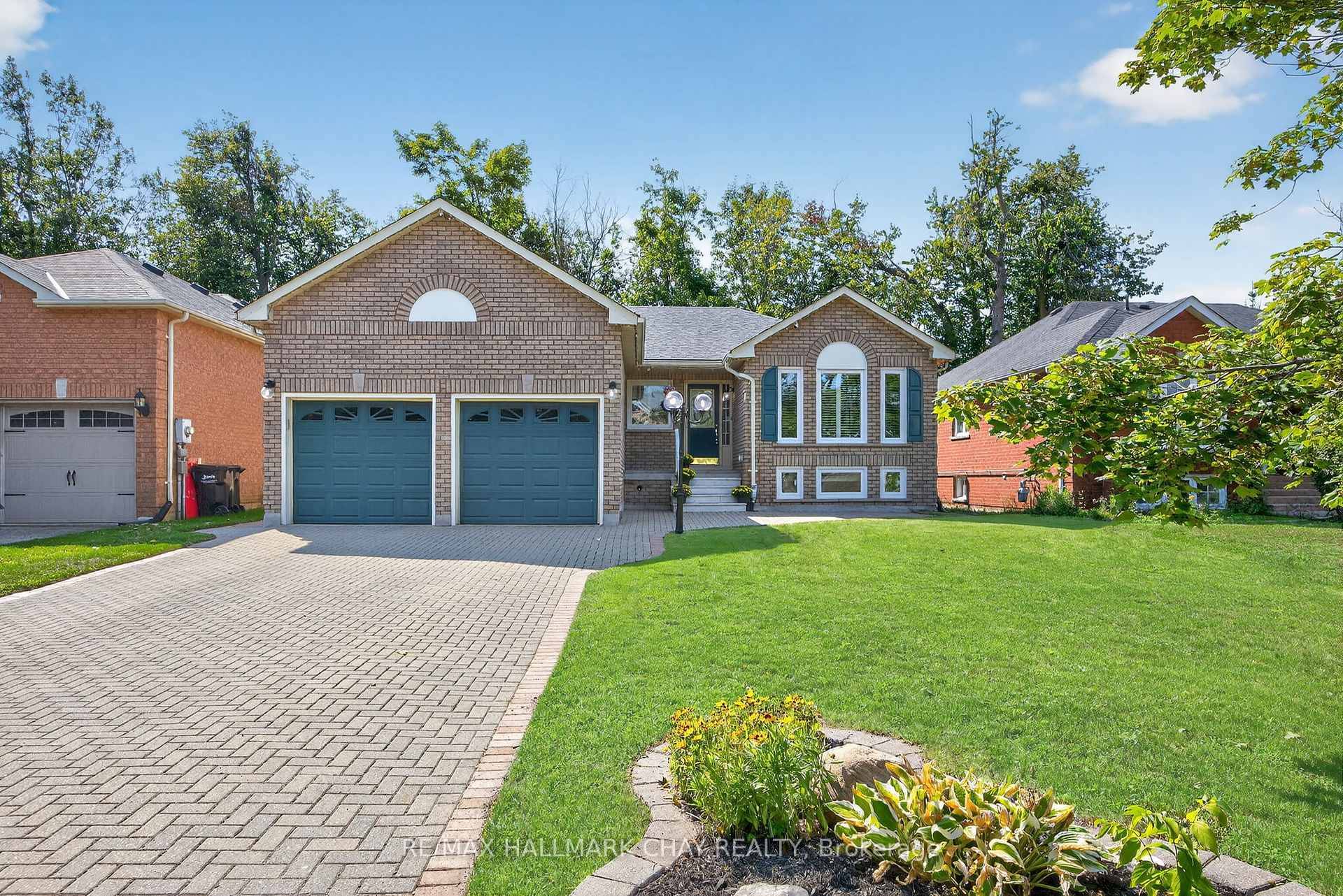 Pride Of Ownership ! Beautifully Maintained 2 1 Bedroom Bungalow Nestled In One Of Barrie's Most Desirable Communities, Ardagh !