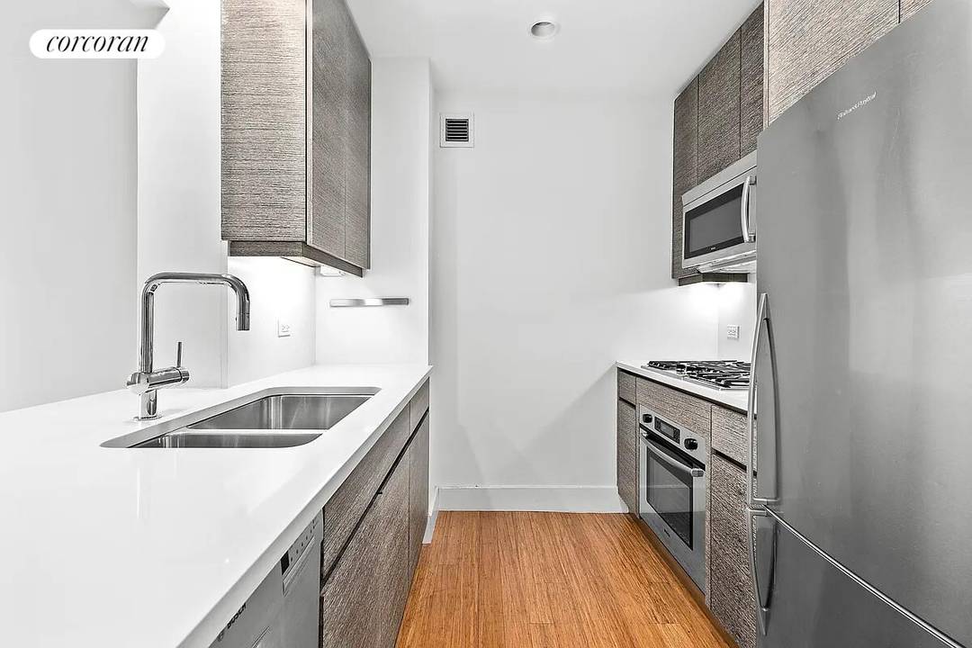 This sun drenched studio is ideally situated in the heart of Chelsea, just moments from the High Line, the Meatpacking District, and the West Village, and surrounded by an exceptional ...