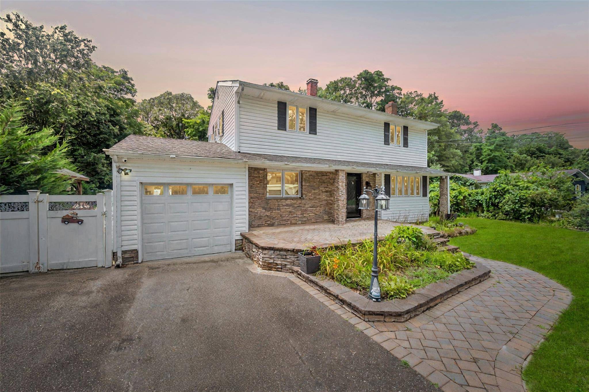 Charming Colonial with In Ground Pool, Finished Basement amp ; More in Coram !