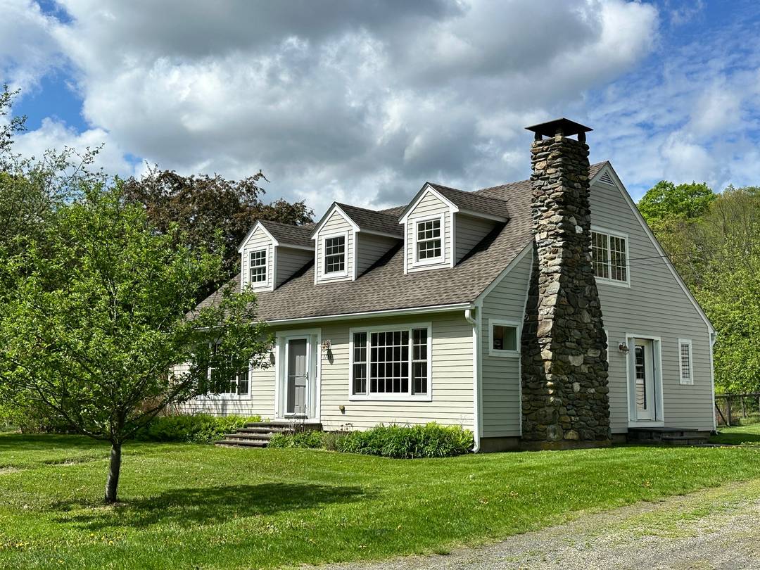 Classic 3 Bedroom Cape with Pool Perfectly positioned between NW Connecticut and Sheffield, MA in the Berkshires.