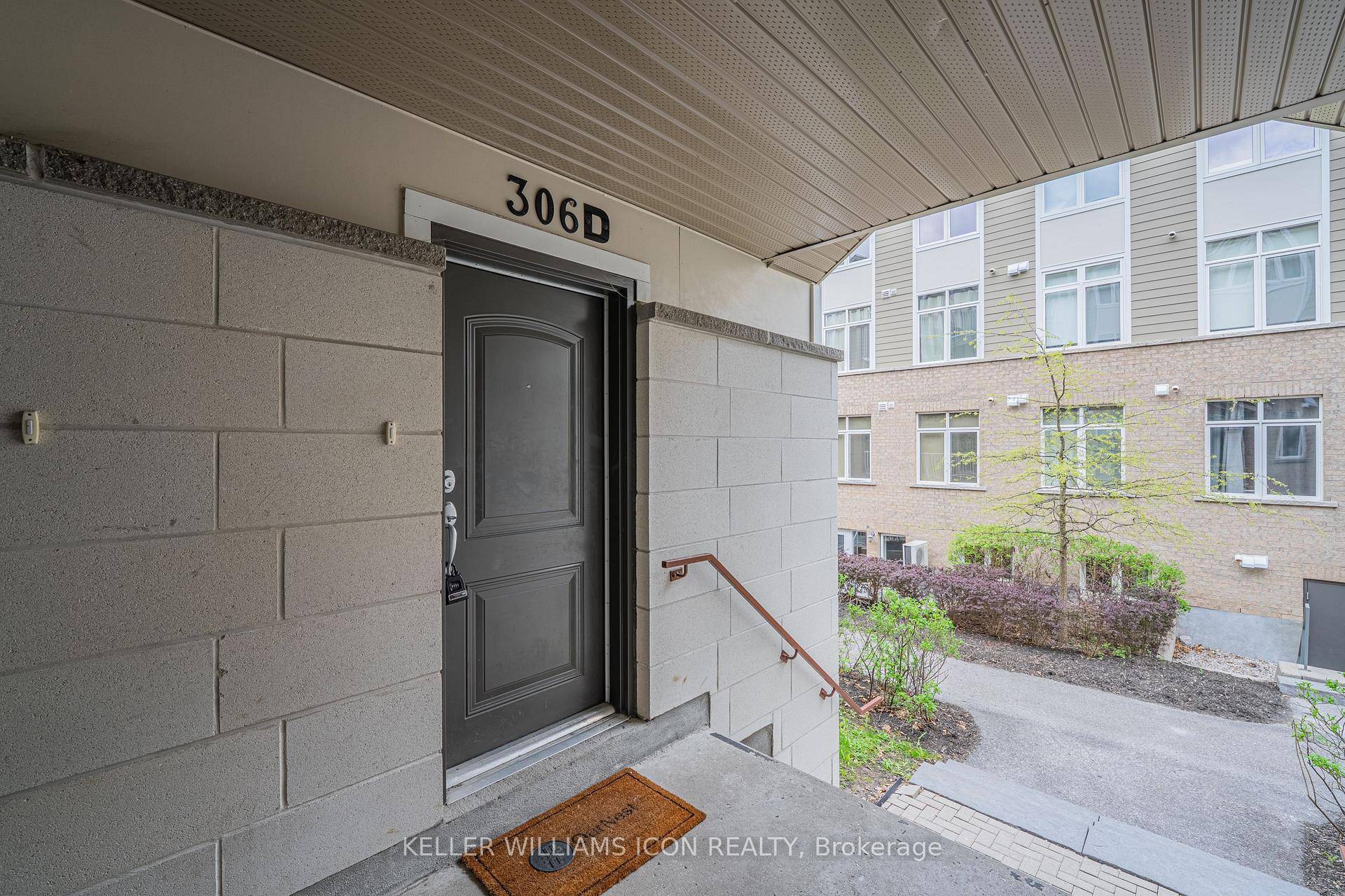 Low fee 2 Bedroom Stacked Town home in Prime Location Close to Alta Vista !
