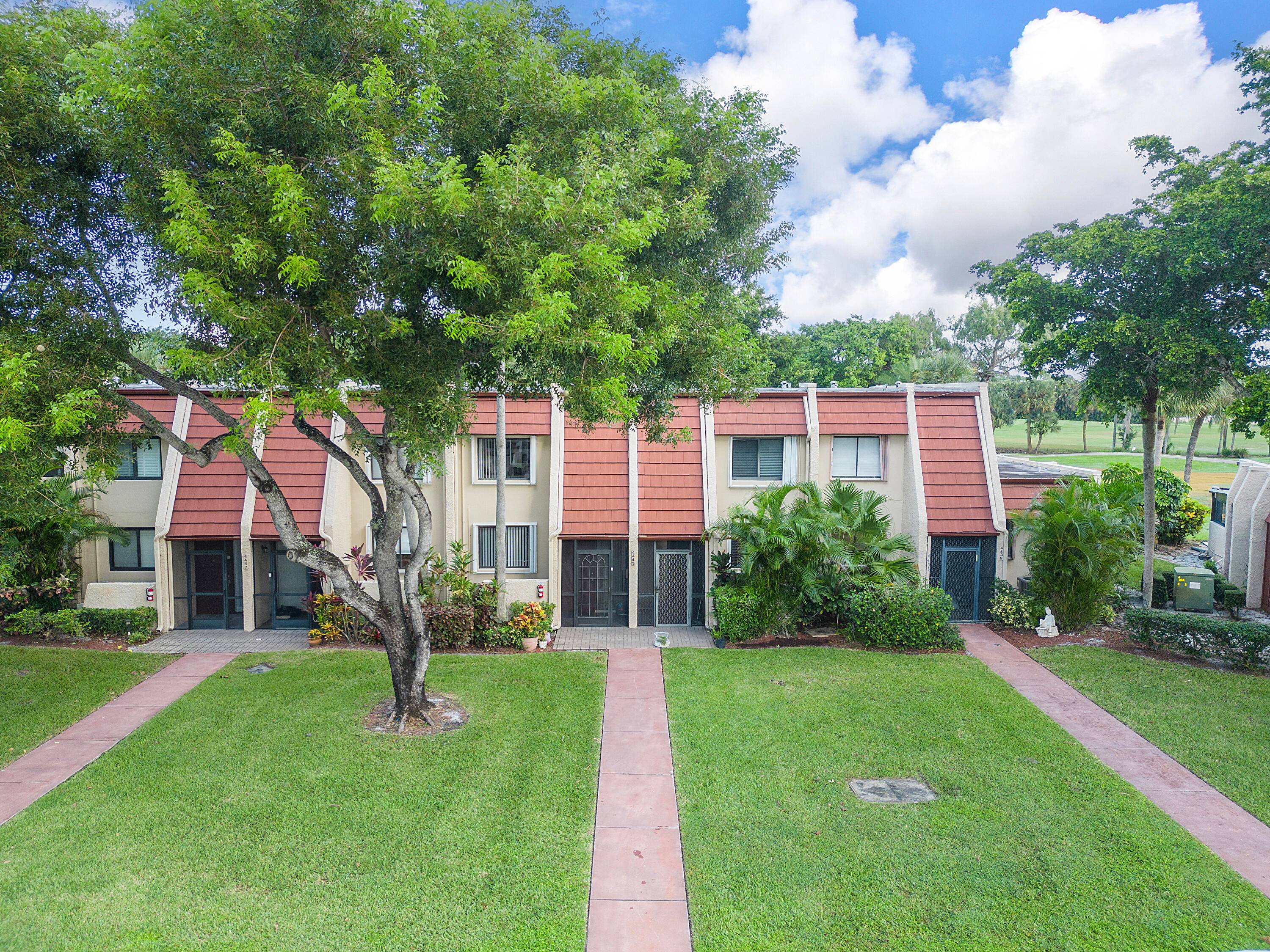 FABULOUS 2 BEDROOM 2 1 2 BATHROOM TOWNHOUSE COMPLETELY REDONE.