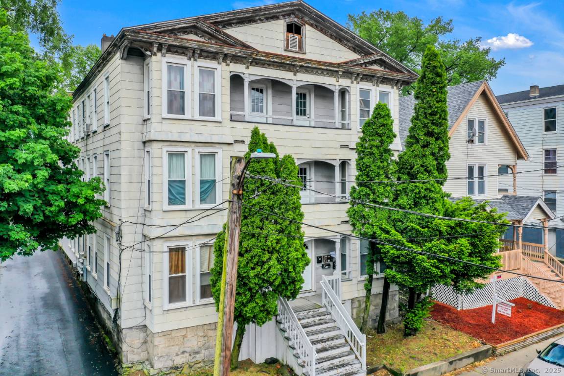 Investors take note ! Fantastic investment opportunity at 915 South Main St.