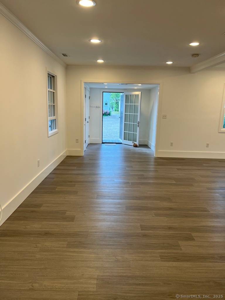 Light, bright, quiet renovated cottage tucked away at rear of 693 Post Road property.