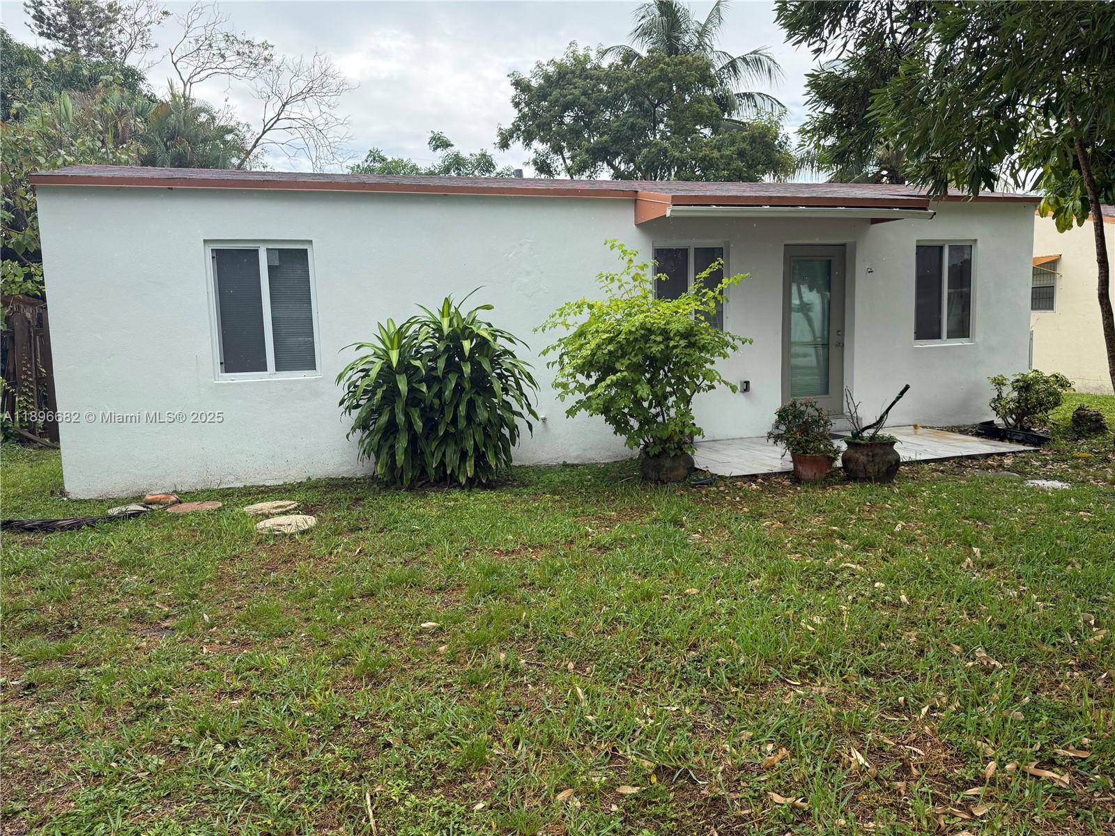 MOTIVATED SELLER ! Discover this detached duplex ideally situated just minutes from I 95 and the Florida Turnpike, the perfect blend of convenience and income potential.
