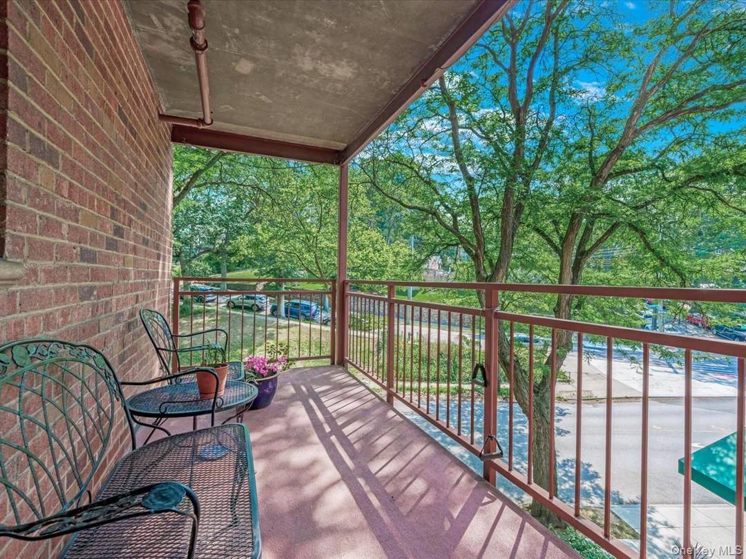 This spacious 2 bedroom, 1 bath co op offers hardwood floors throughout, abundant natural light, and an open concept living and dining area ideal for both relaxing and entertaining.