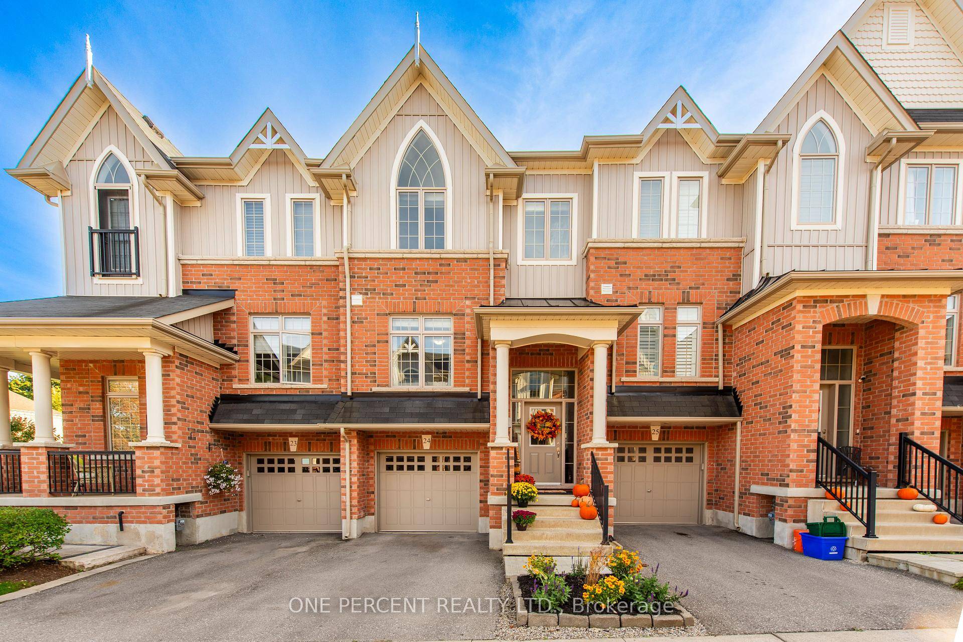 Beautiful open concept, move in ready home with wonderful modern touches such as quartz countertop and Centre island stunning kitchen.