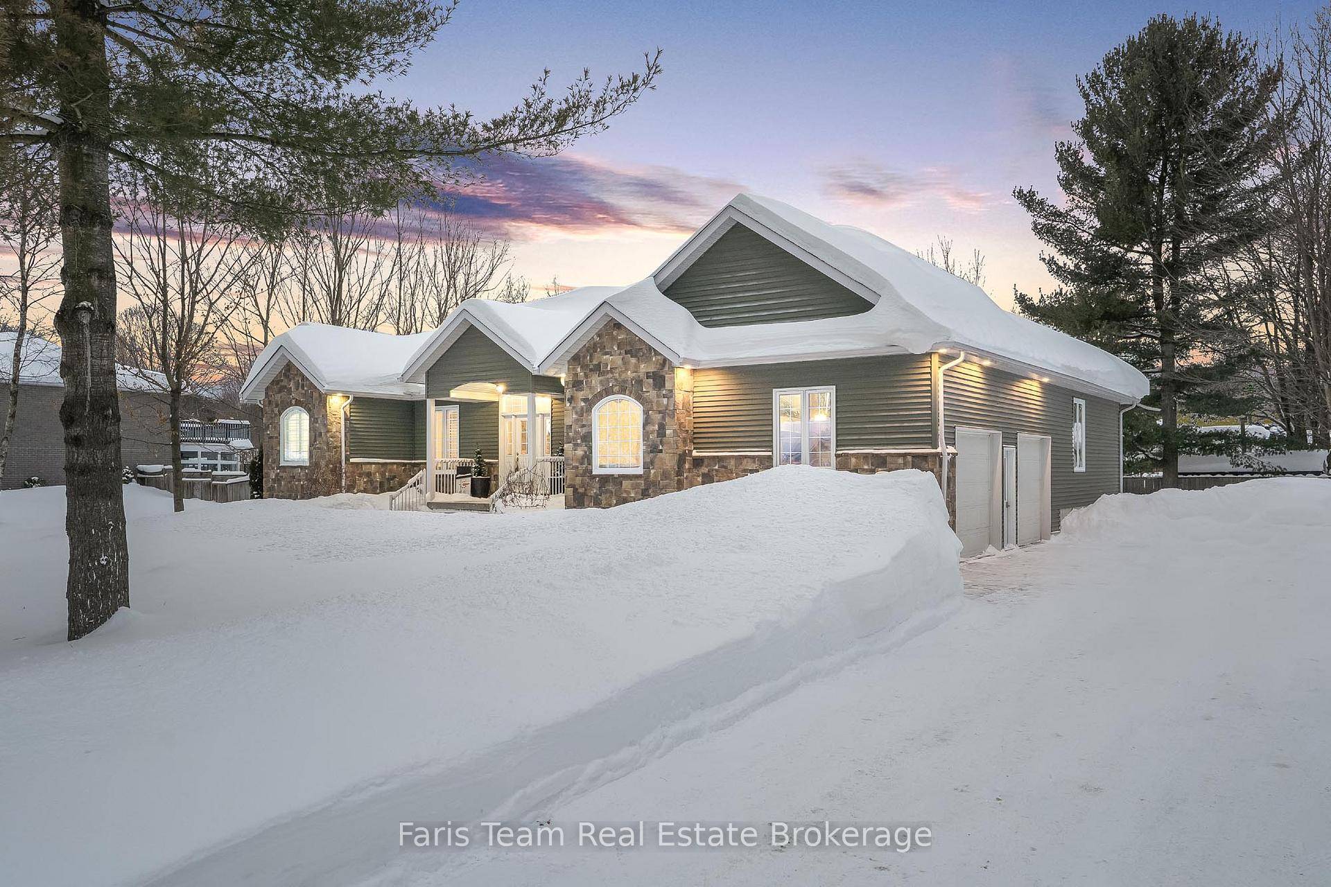 Top 5 Reasons You Will Love This Home 1 Nestled in the sought after Wyevale neighbourhood, offering a prime location steps from Wyevale Park and Wyevale Central Public School, with ...
