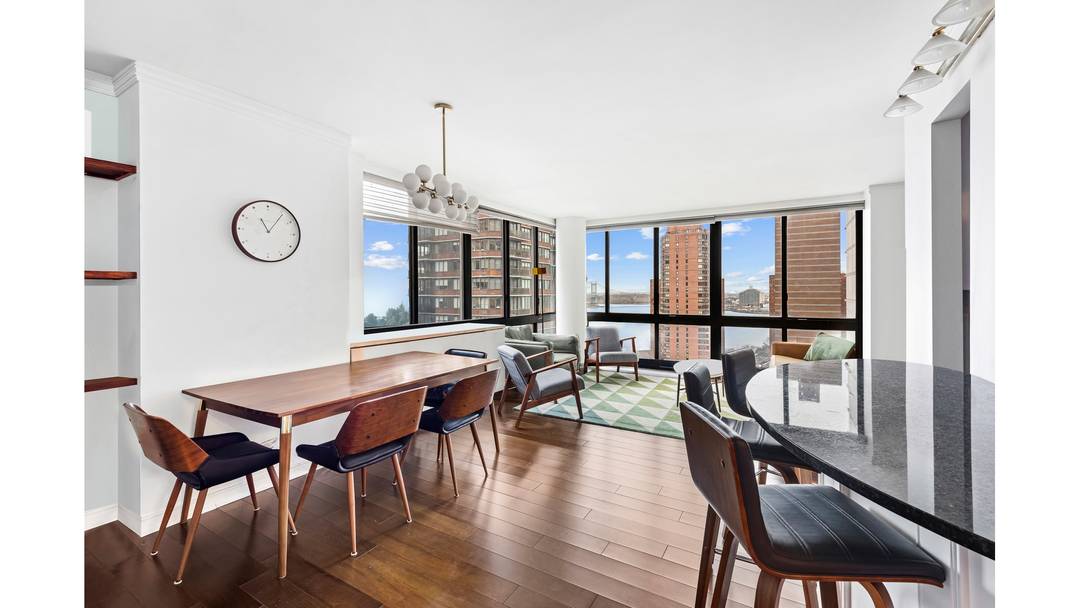 FLOOR TO CEILING WINDOWS WITH RIVER amp ; BRIDGE VIEWS !