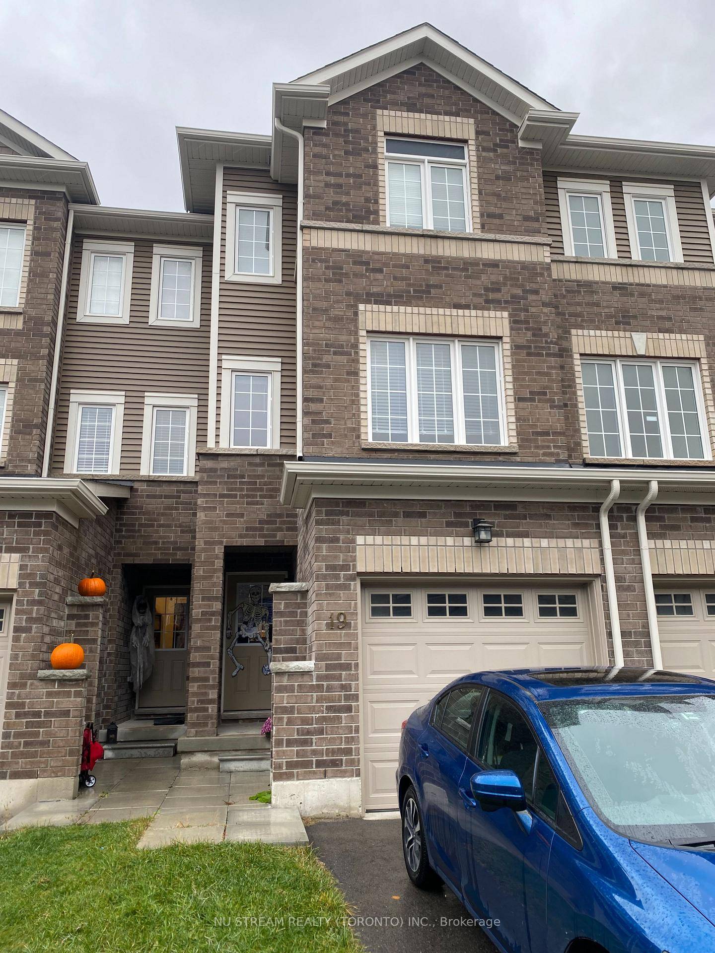 Welcome to this Pratt build townhouse, Approximate 1320 Sqft, located in Barrie's Residential South, Walking Distance to GO Station, School, Bus Stop.