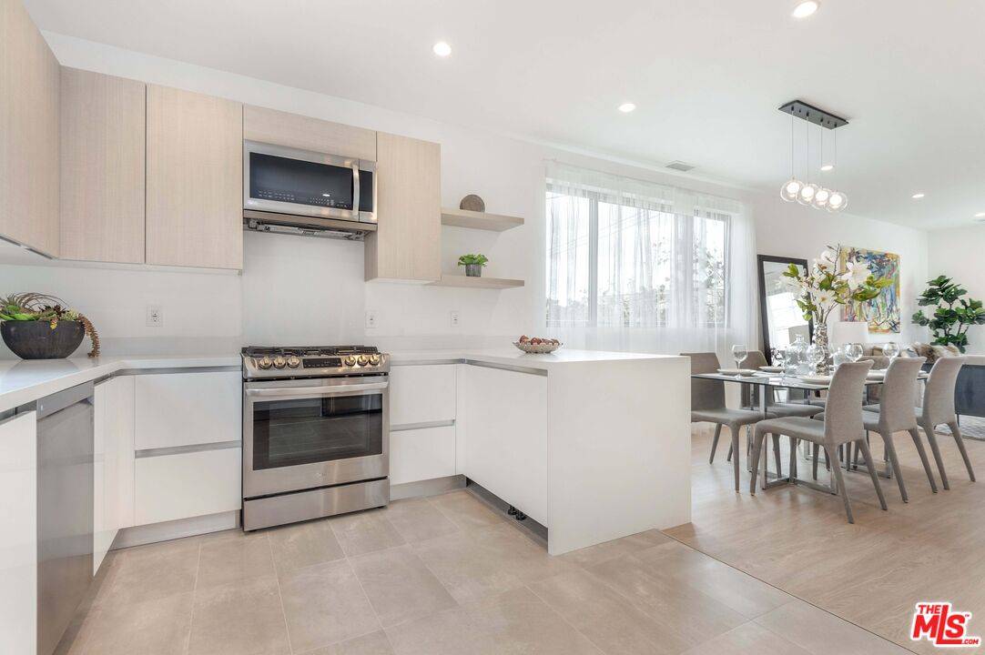 417 1/2 N Curson Ave 2BR Hancock Park La