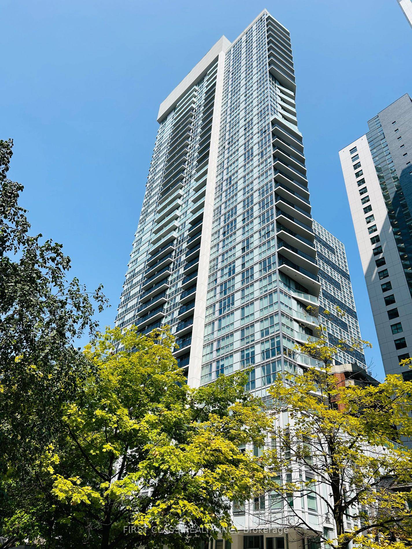 Spacious Bright One Bedroom Unit With Lake View !
